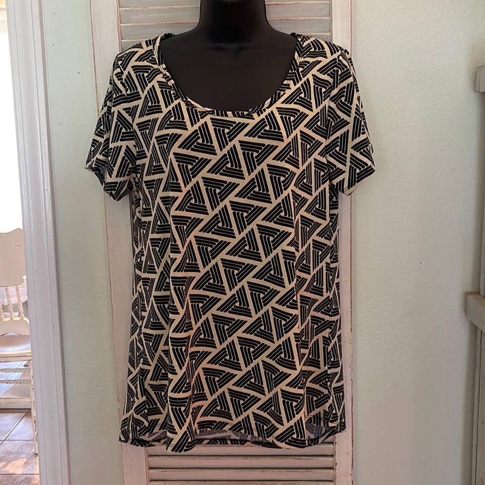 Lula roe shirt size M